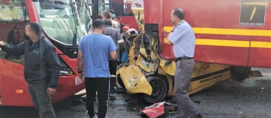 Accidente Bogotá taxi y buses de TransMilenio