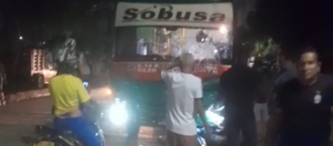 Accidente bus y motociclista en Los Pinos