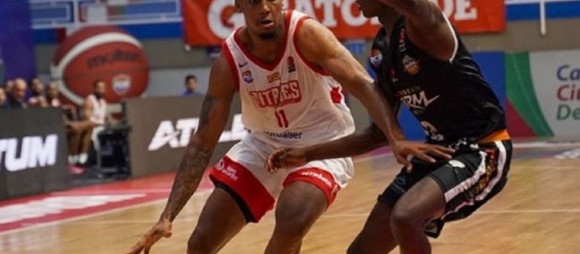 Acción de juego Titanes vs Caribbena