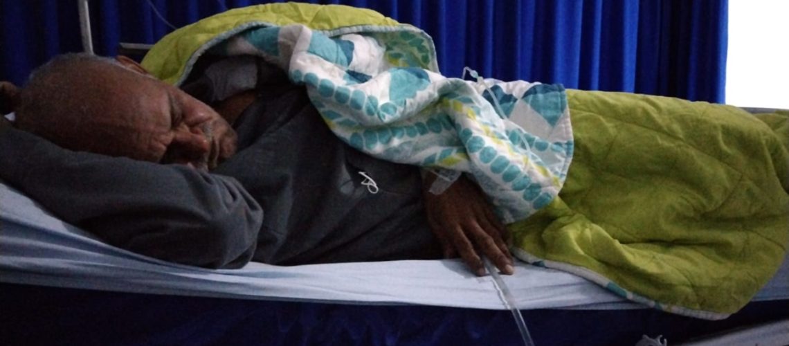 Adulto mayor que tiene un hueso atrancado en la garganta