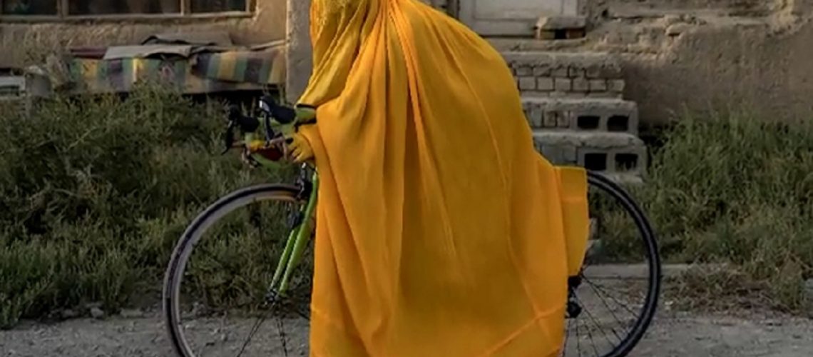 Afagana manejando cicla con la burka
