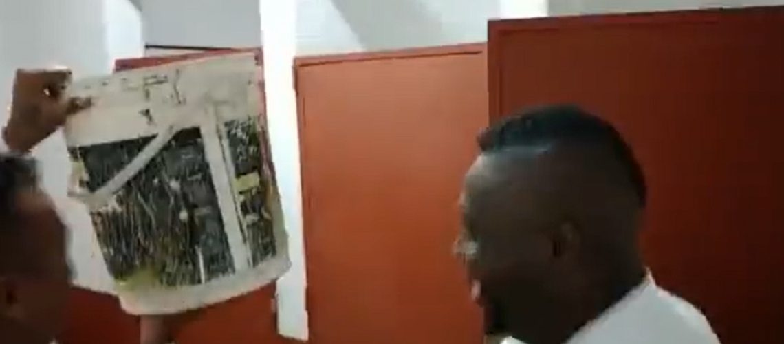 Agresión contra mujer en baño público (2)
