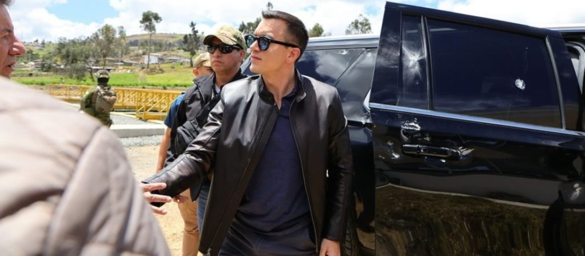 Ataque a piedras contra camioneta presidente Ecuador