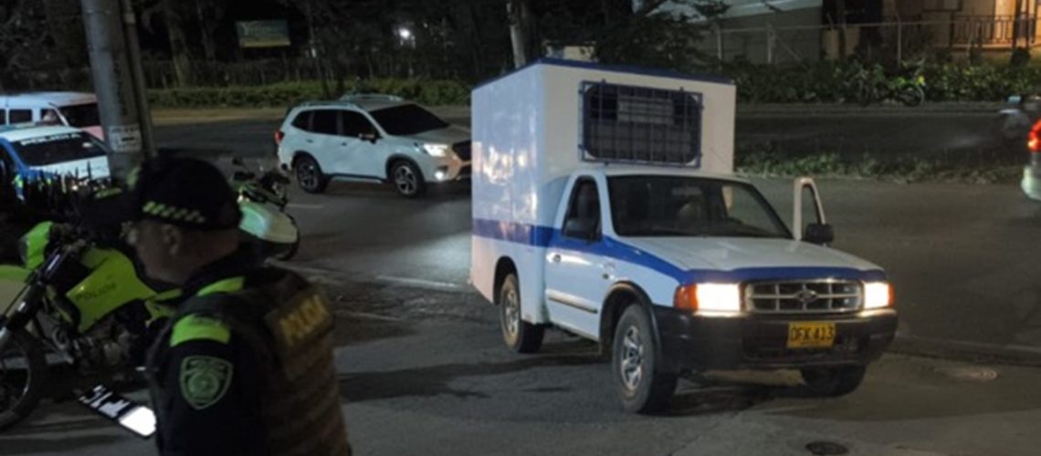 Vehículo en el que se desplazaban los subdirector del centro carcelario.