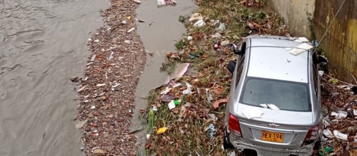 Auto arrastrado arroyo Soledad