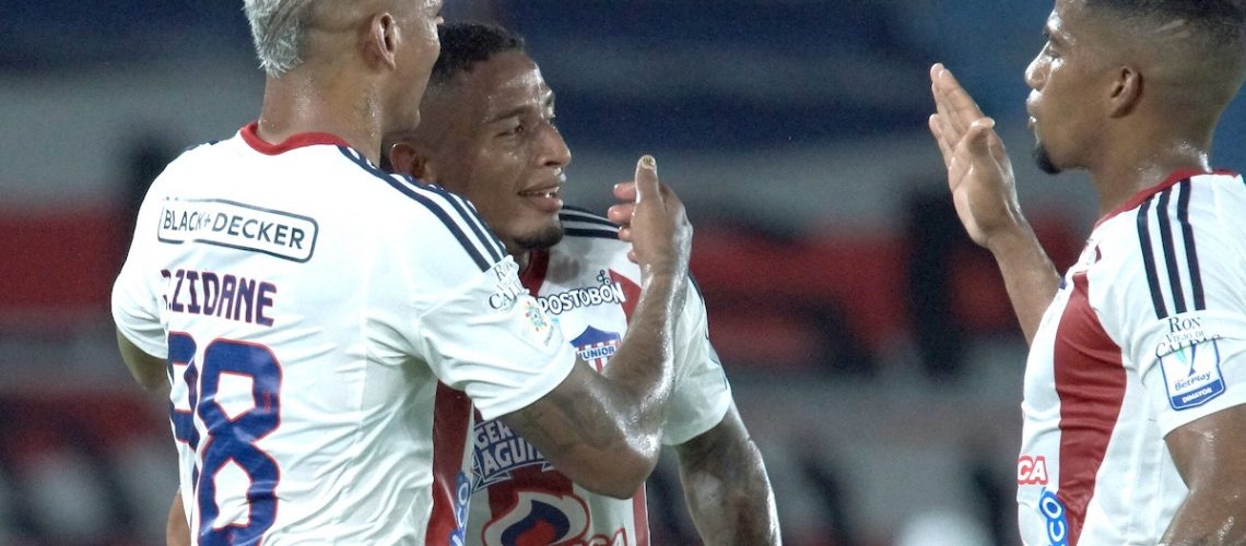 BARRANQUILLA- COLOMBIA, 29-08-2025: Jhomier Guerrero jugador del Atlético Junior celebra el gol anotado a Llaneros F.C. durante partido entre Atlético Junior y Llaneros F.C.por la fecha 9 de la  Liga BetPlay DIMAYOR II 2025 jugado en el estadio Metropolitano Roberto Meléndez de la ciudad de Barranquilla. / Jhomier Guerrero player of Atlético Junior celebrates the goal scored against Llaneros F.C.during the match between Atlético Junior and Llaneros F.C. on date 9 of the BetPlay DIMAYOR II 2025 League played at the Metropolitano Roberto Meléndez stadium in the city of Barranquilla.  Photo: VizzorImage / Jairo Cassiani / Contribuidor