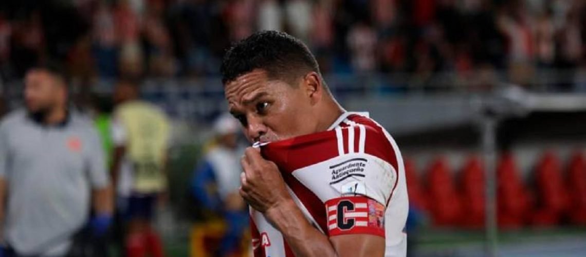 Bacca besa a Junior