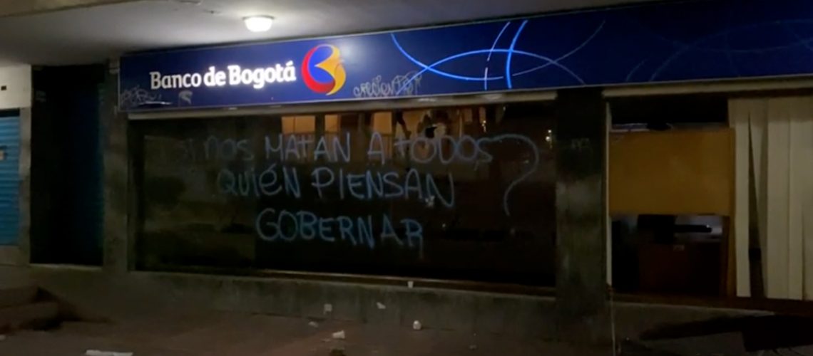 Banco de Bogotá vandalizado1