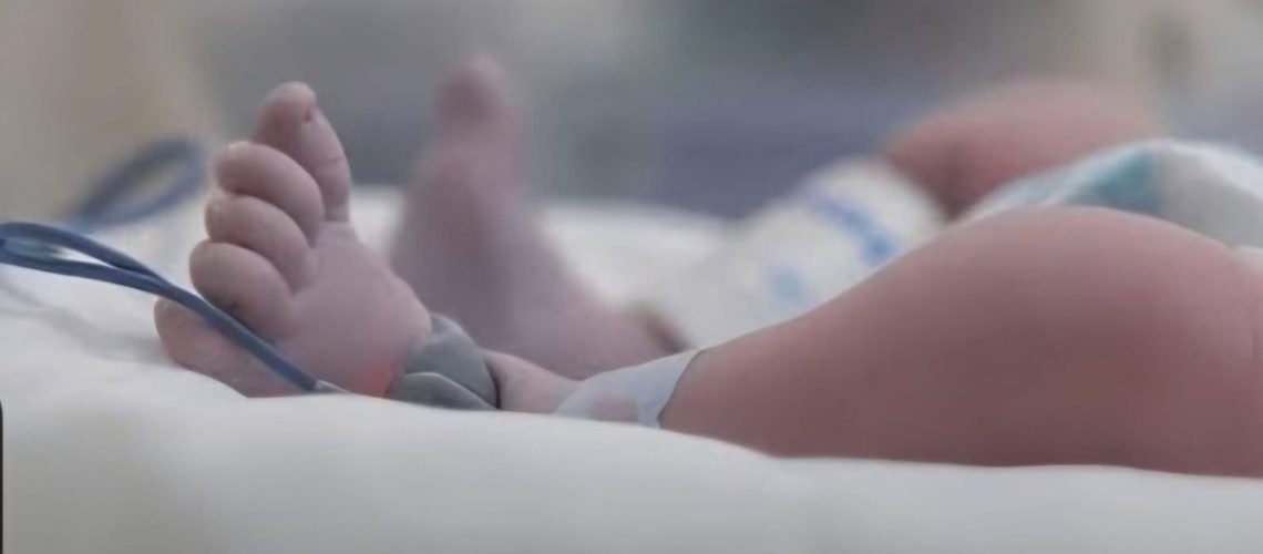 Bebé en hospital referencia
