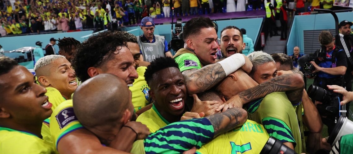 Doha (Qatar), 28/11/2022.- Players of Brazil surround Casemiro (C, bottom) of Brazil as they celebrate his 1-0 goal during the FIFA World Cup 2022 group G soccer match between Brazil and Switzerland at Stadium 947 in Doha, Qatar, 28 November 2022. (Mundial de Fútbol, Brasil, Suiza, Catar) EFE/EPA/Tolga Bozoglu