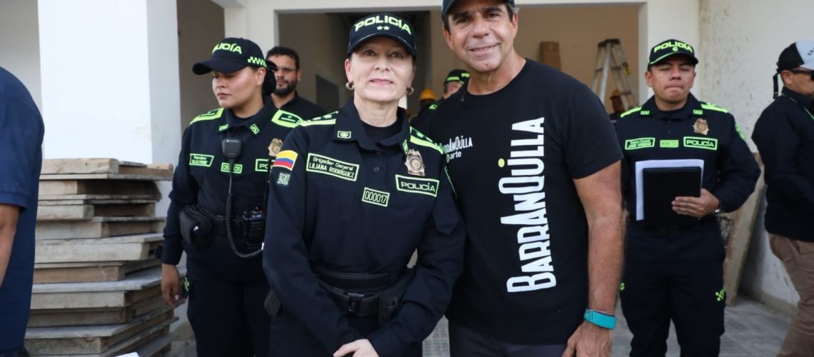 Brigadier general Sandra Liliana Rodríguez, comandante de la Policía Metropolitana de Barranquilla, junto al alcalde Alejandro Char