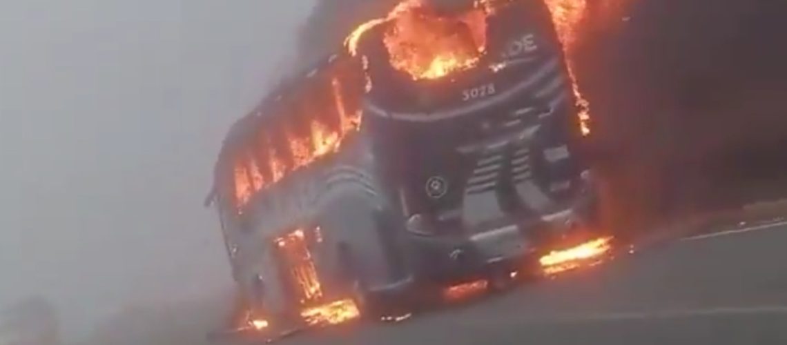 Bus incendiado Páramo del Almorzadero Santander