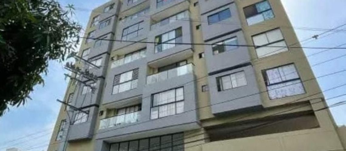 Cae mujer y bebé edificio barrio Boston