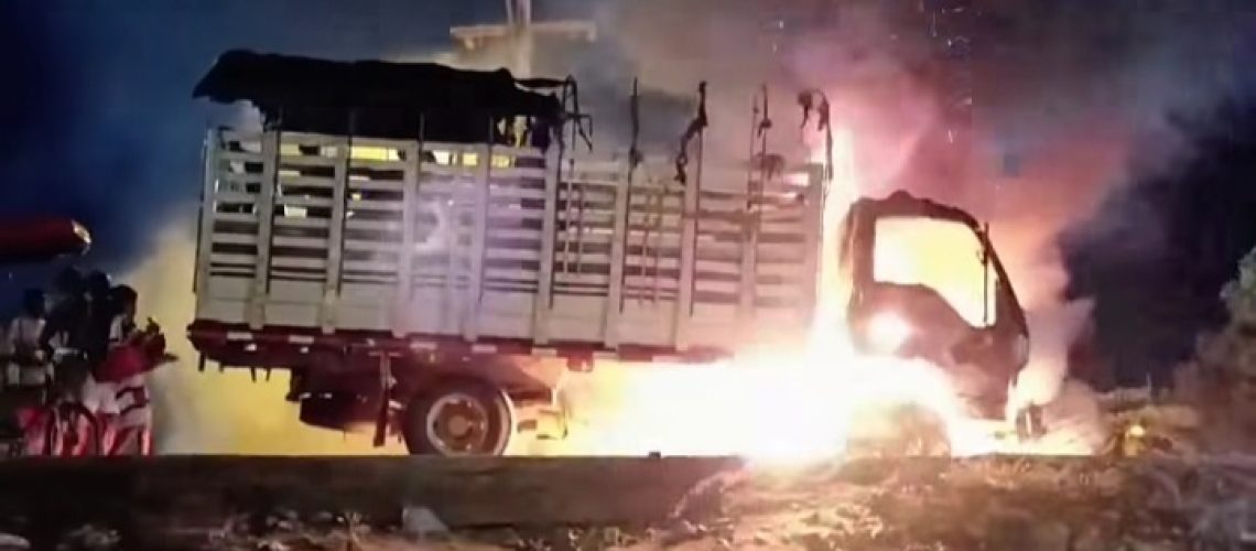 Camión en llamas saqueado en Tasajera