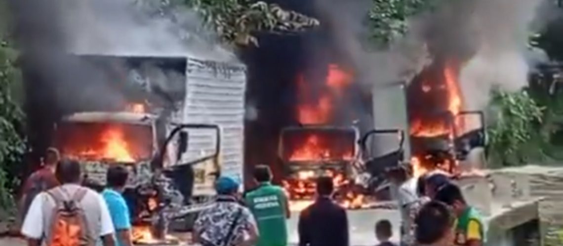 Camiones incinerados por el ELN en vía Quibdó - Pereira
