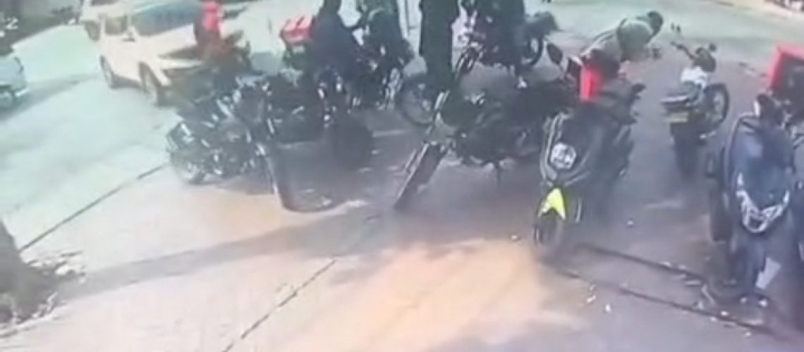 Camioneta embiste motos en Cartagena