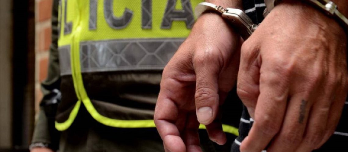Capturan auxiliar de policía
