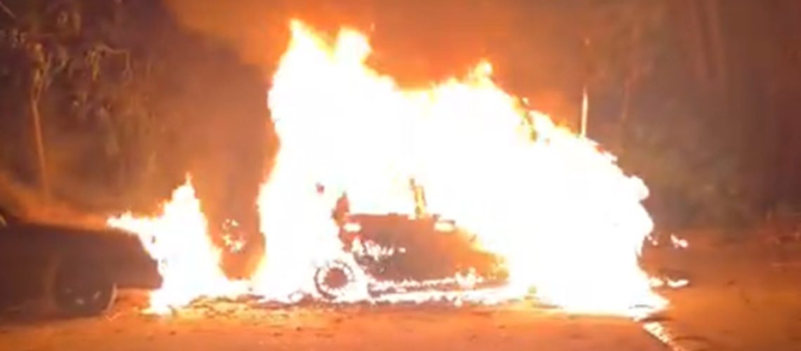 Carro de candidato a la Cámara incendiado en Santander