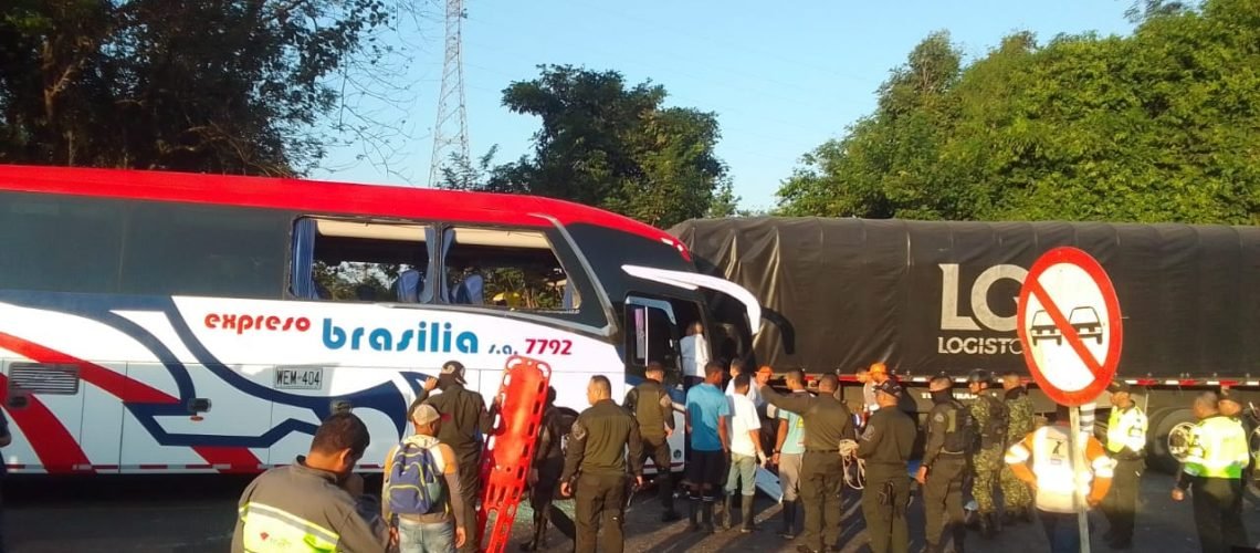 Choque bus Brasilia y tractomula en Zona Banananera