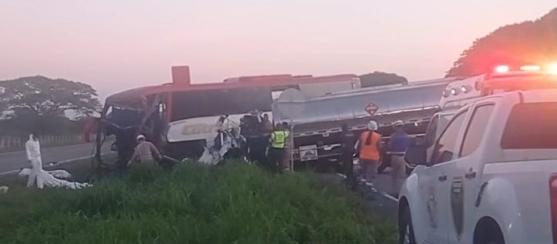 Choque bus y carrotanque en Loma del Bálsamo