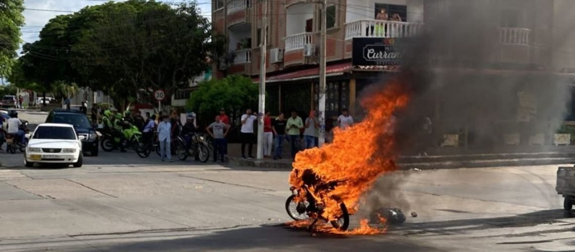 Comunidad quemó motocicleta de presuntos ladrones en el barrio Recreo 3