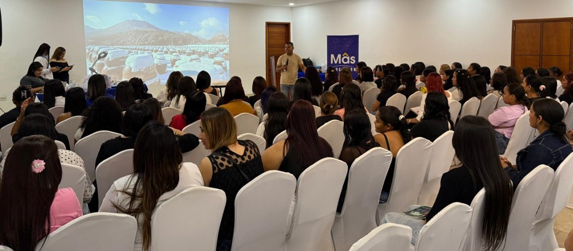 Concejal Alexis Castillo entrega de becas