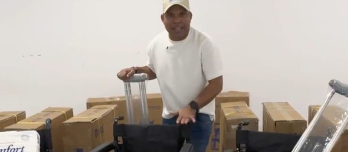 Concejal Alexis Castillo entrega silla de ruedas