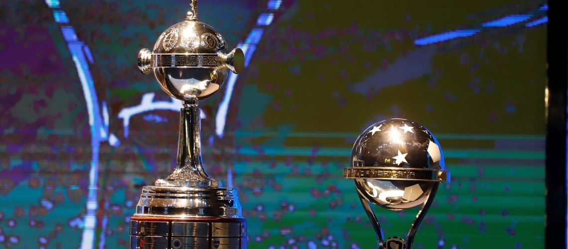 Fotografía de archivo de los trofeos de la Copa Libertadores (i) y Copa Sudamericana. EFE/Nathalia Aguilar/Archivo