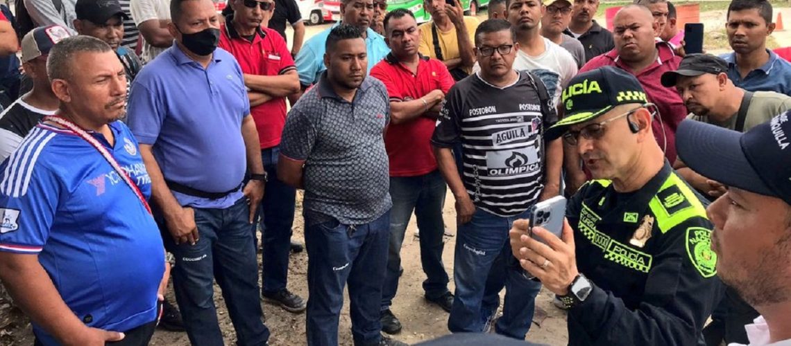 Coronel Urquijo dialogando con conductores