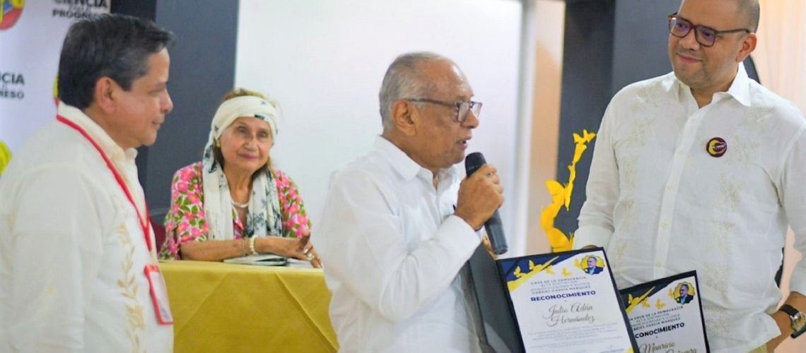 Cruz de la Democracia a Julio Hernández (2)