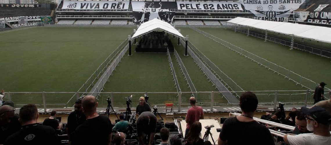 Cuerpo de Pelé en estadio del santos