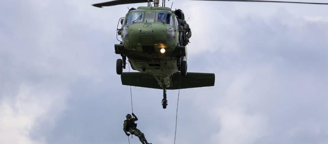 Descenso militares helicóptero 2