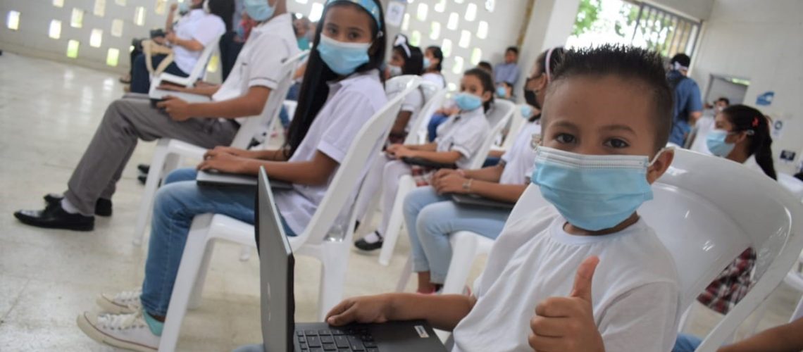 Donan computadores a colegio de Galapa (4)