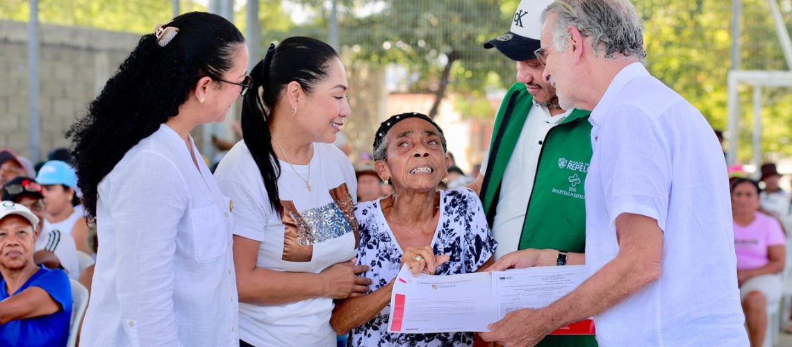 Entrega 350 títulos Repelón (3)