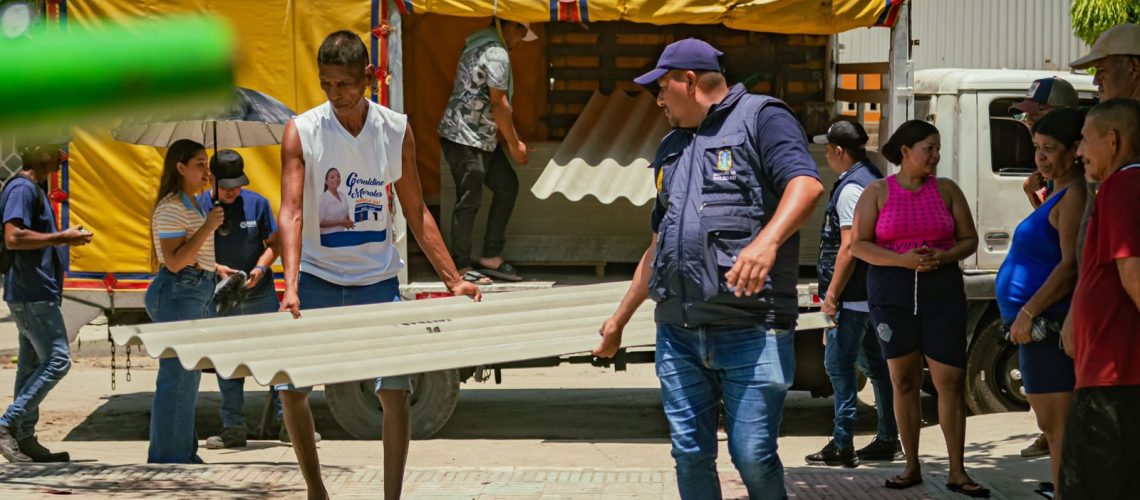 Entrega ayudas tras vendaval en Soledad