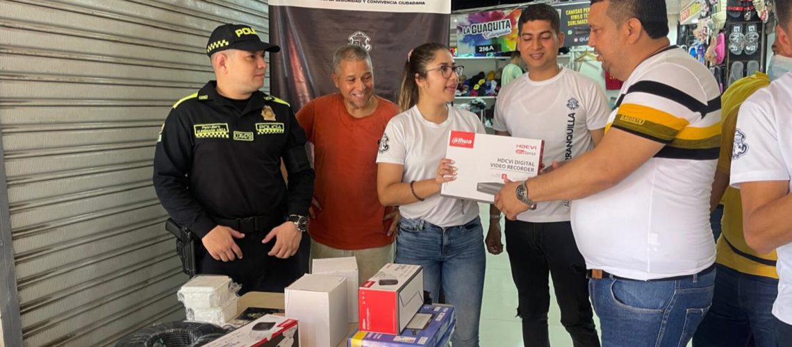 Entrega cámaras de seguridad mercados de Barranquilla