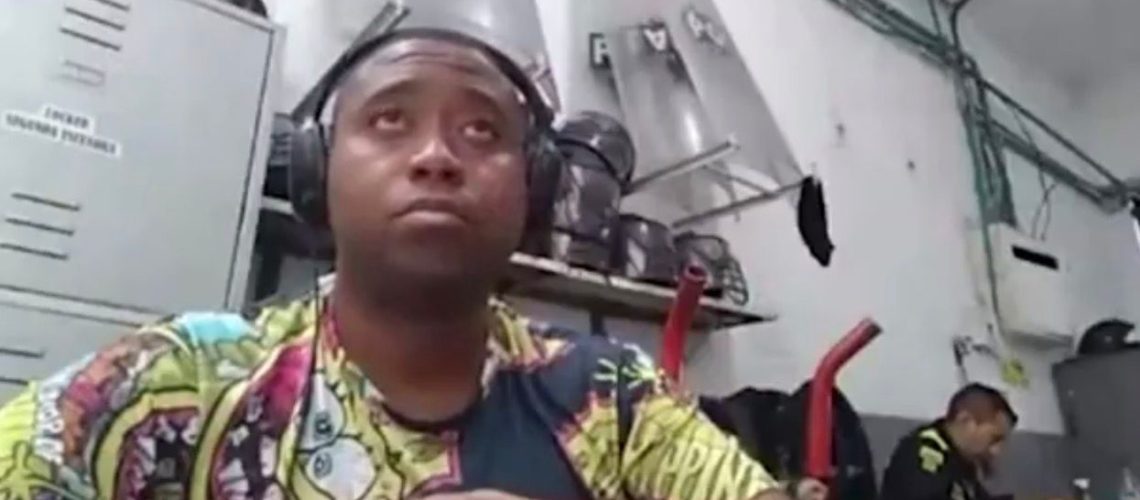 Entrenador fútbol señalado material menores