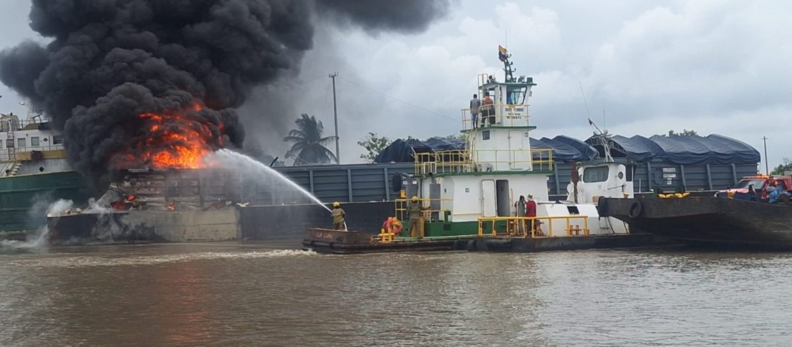 Explosión de barcaza en Pasacaballos