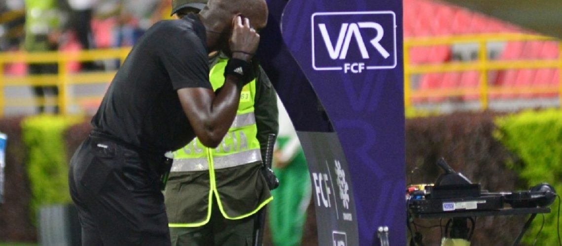 IBAGUE - COLOMBIA, 23-01-2020:Jhon Hinestroza Romaña referee central revisa el VAR durante partido entre Deportes Tolima y Deportivo Independiente Medellin por la fecha 1 de la Liga BetPlay I 2020 jugado en el estadio Manuel Murillo Toro de la ciudad de Ibagué. / Central Referee Jhon Hinestroza Romana during match between Deportes Tolima and Deportivo Independiente Medellin for the date 1 as part of BetPlay League I 2020 played at Manuel Murillo Toro stadium in Ibague. Photo: VizzorImage / Juan Carlos Escobar / Cont /