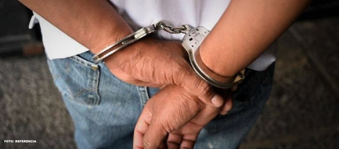 Foto hombre capturado referencia