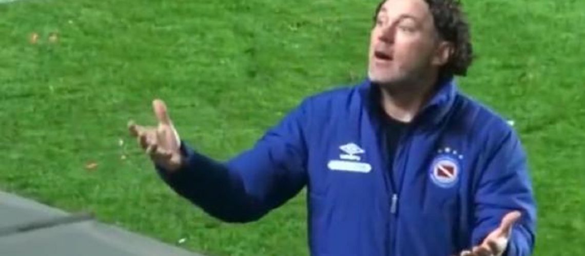 Gabriel Milito discute con hincha
