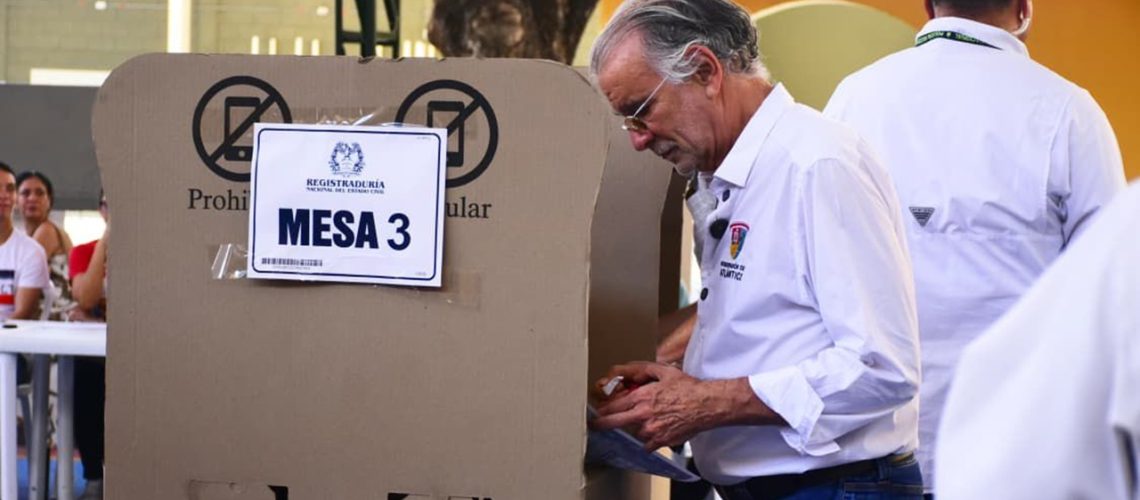 Gobernador Eduardo Verano ejerciendo su derecho al voto