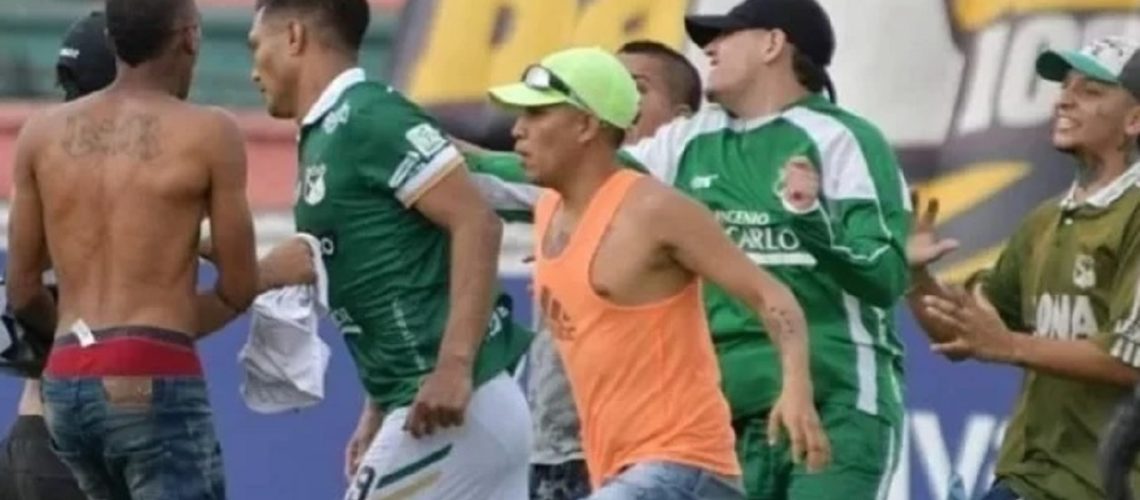 Hinchas de cali agreden a Teo
