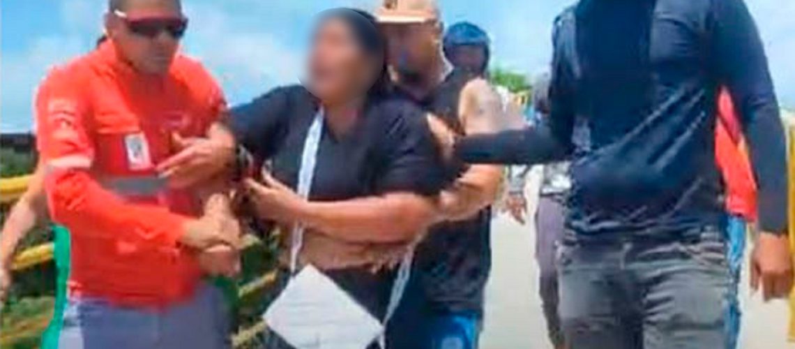 Hombre salvo a mujer puente Santa Marta