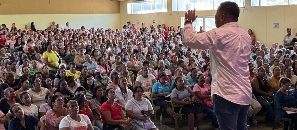 Concejal Alexis Castillo y madres comunitarias