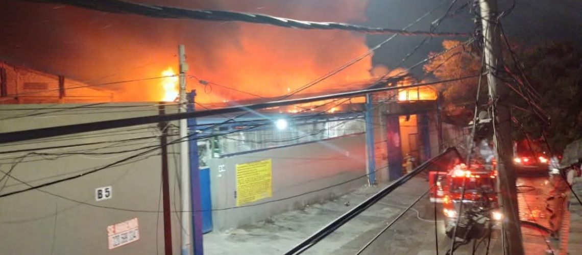 Incendio bodega de reciclaje en San Roque