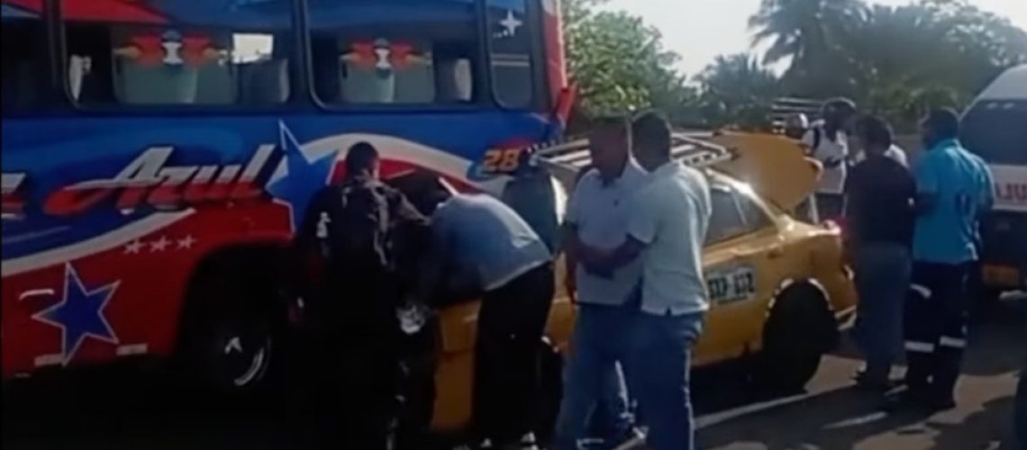 Accidente bus y taxi en la vía al mar