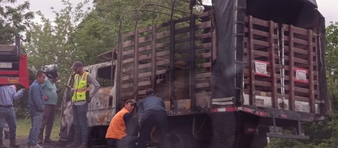 Camión incendiado en la vía Oriental, Palmar de Varela