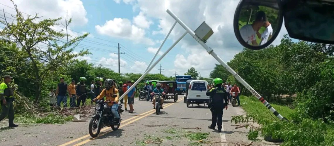 Motocarristas derriban cámaras de fotomultas en Sabanagrande