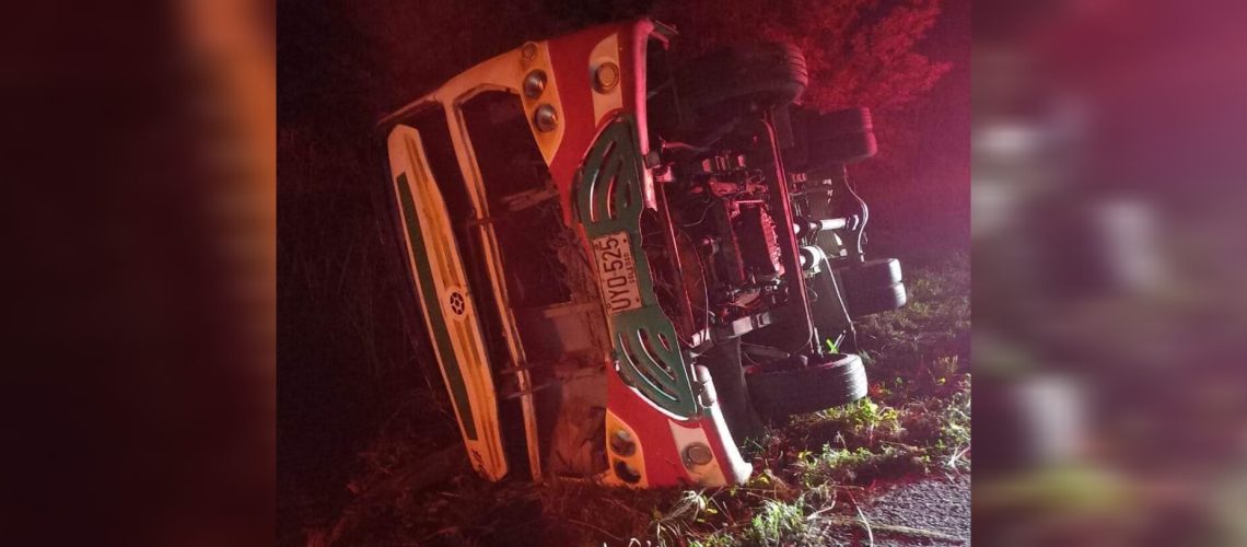 Volcamiento buseta entrada La Peña